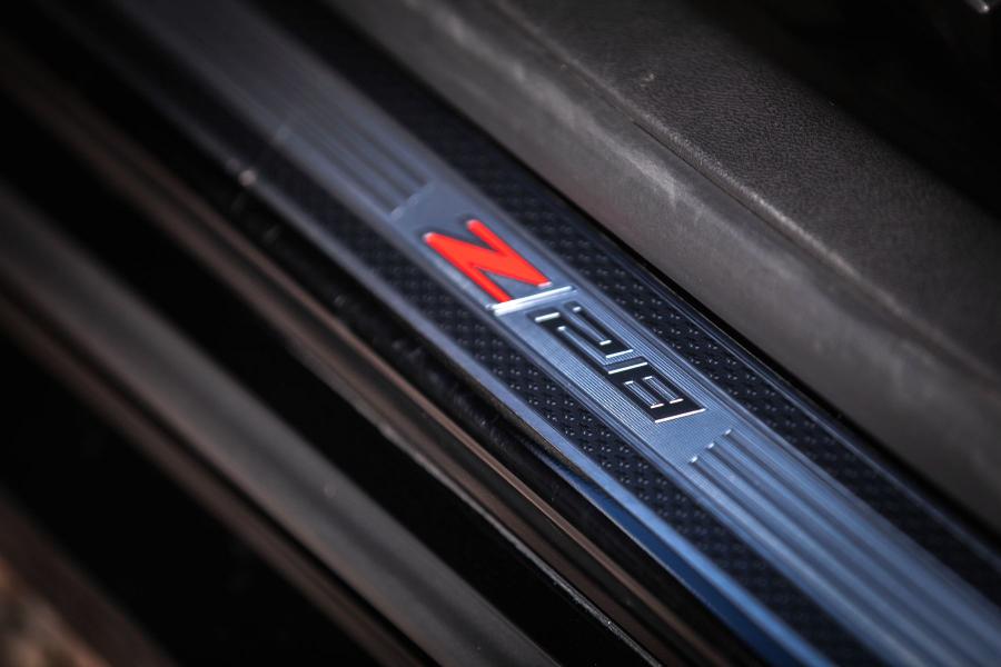 Логотип Chevrolet Camaro Z28 Chris Harris Car 2015 года  (фото 87 из 138)